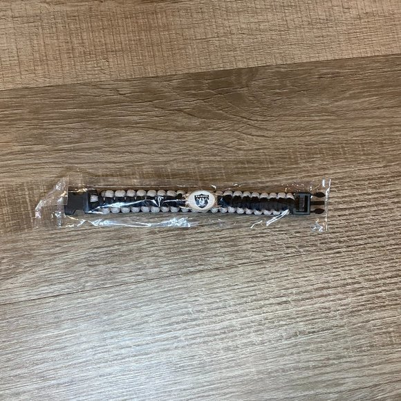 Las Vegas Raiders Adjustable Paracord Bracelet Black & Silver - Picture 1 of 3